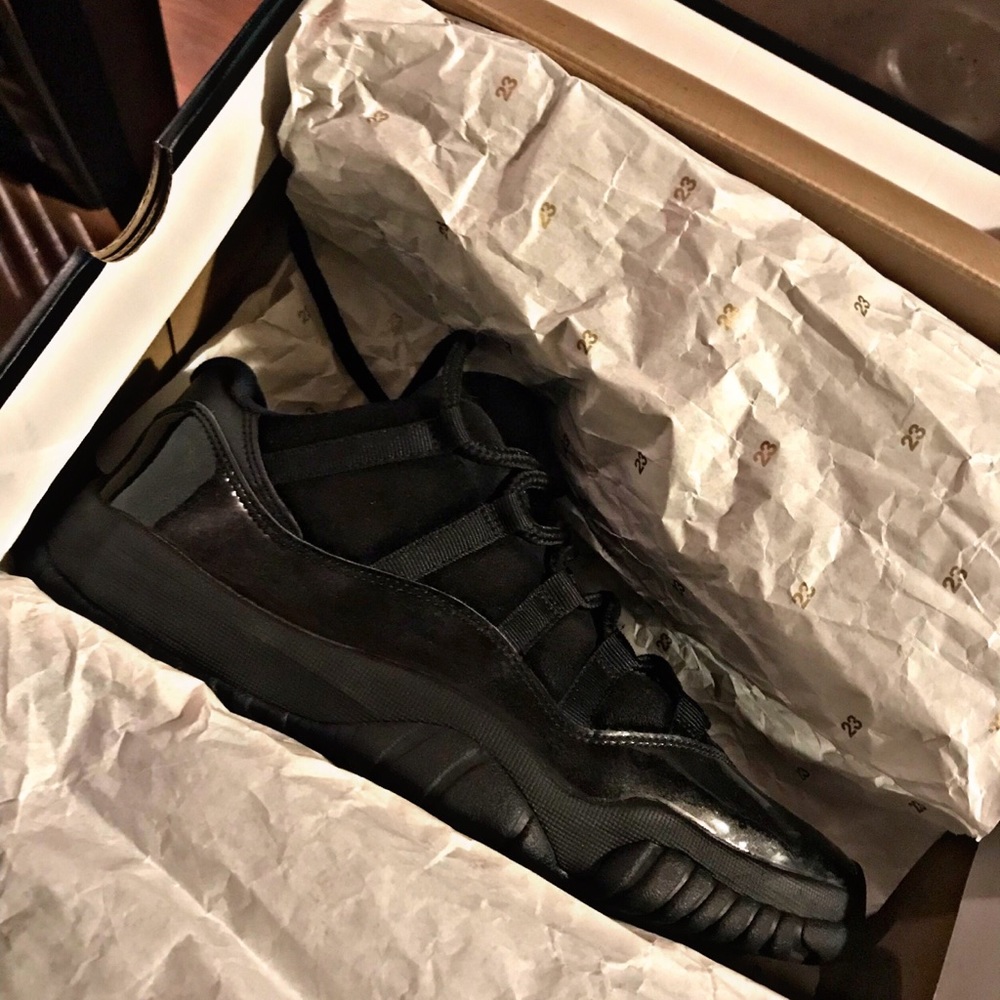 Jordan 11 “Blackout” Low